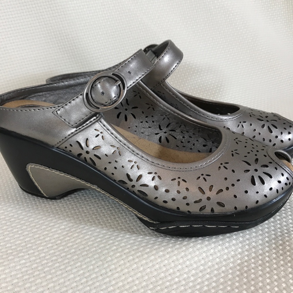 Croft & Borrow 6.5 silver peep toe slip on sandals